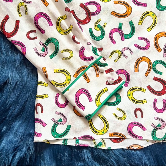 New! ALICE + OLIVIA “Lucky You” Willa Placket Horseshoe Silk Top with Piping - Picture 10 of 11